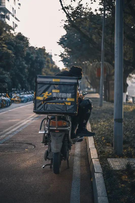 1月8日，大叔吐口水吐到小哥嘴里，狮子小开口要了十块钱买水。网友：小哥一怒之下怒