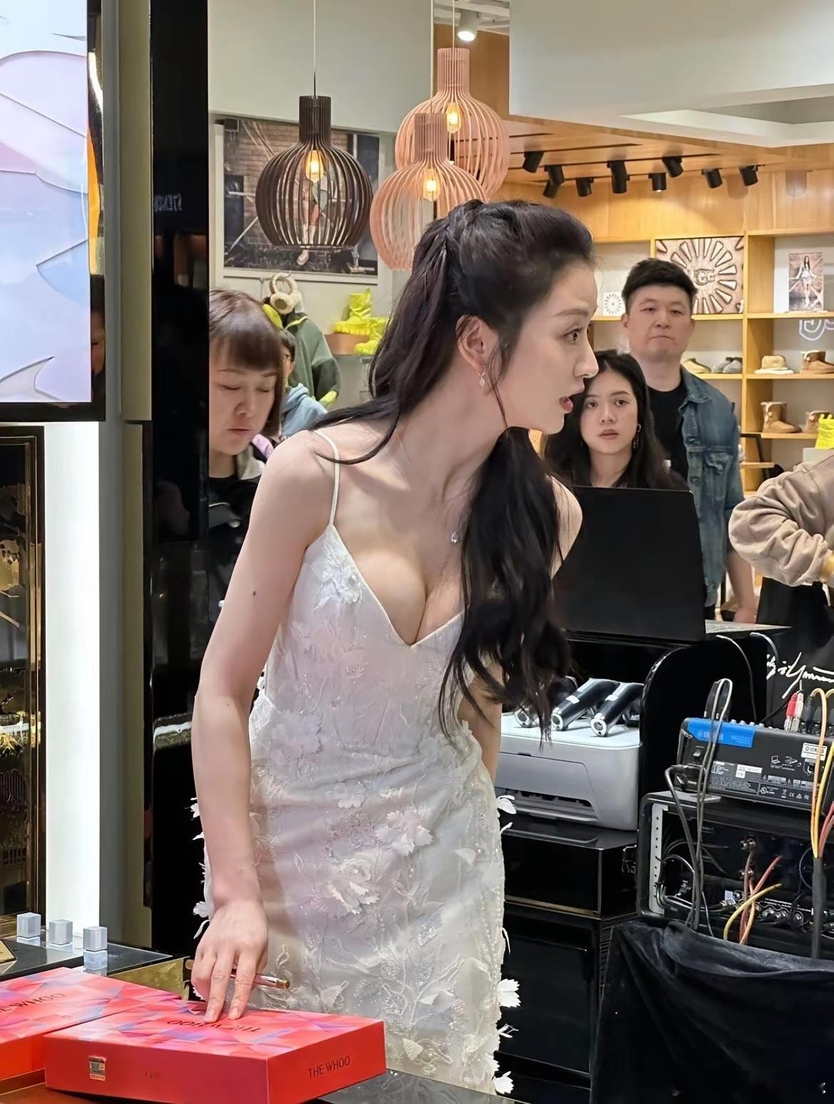 田曦薇、钟楚曦、古力娜扎这三个在一块真的是各有千秋，身材与颜值共存的三位美女。尤