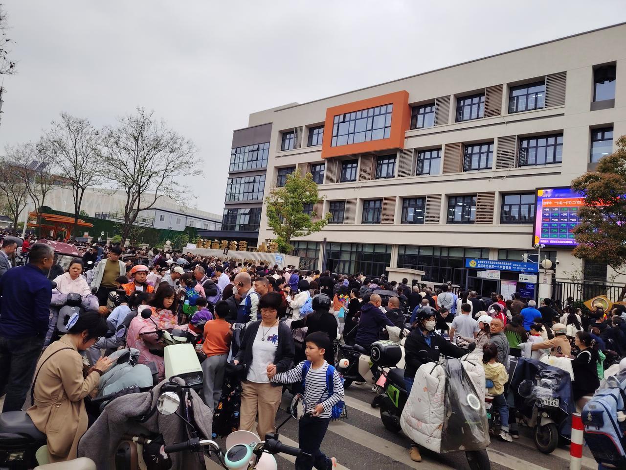 学校放学后每天都有的热闹场景