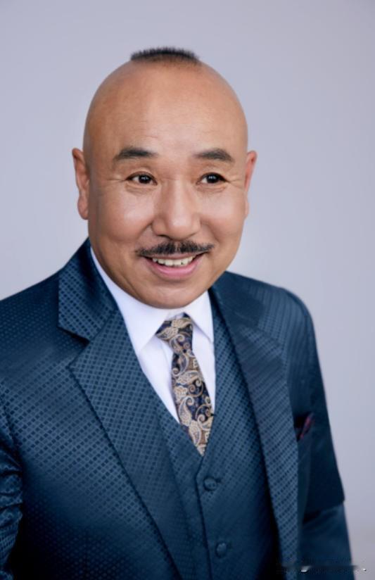 片酬千万的李幼斌，接到一个电话：“师哥，我没钱了，你来不来？”打电话的，是他发小