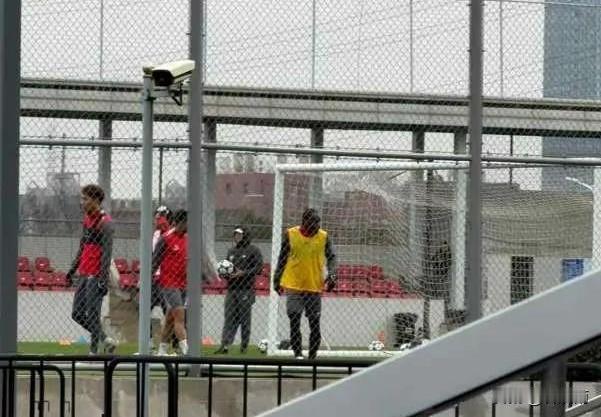 有球迷在上海海港训练基地拍到一名黑人球员。
这名黑人球员虽然身高不高但是身体很壮