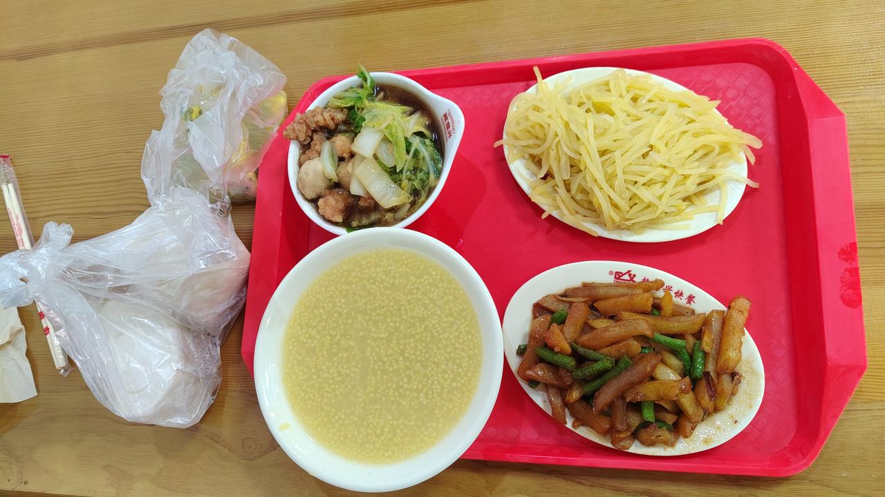 张店区理工大北校对面的超意兴快餐店，真是性价比之神！都说不是小炒吃不起，而是大锅