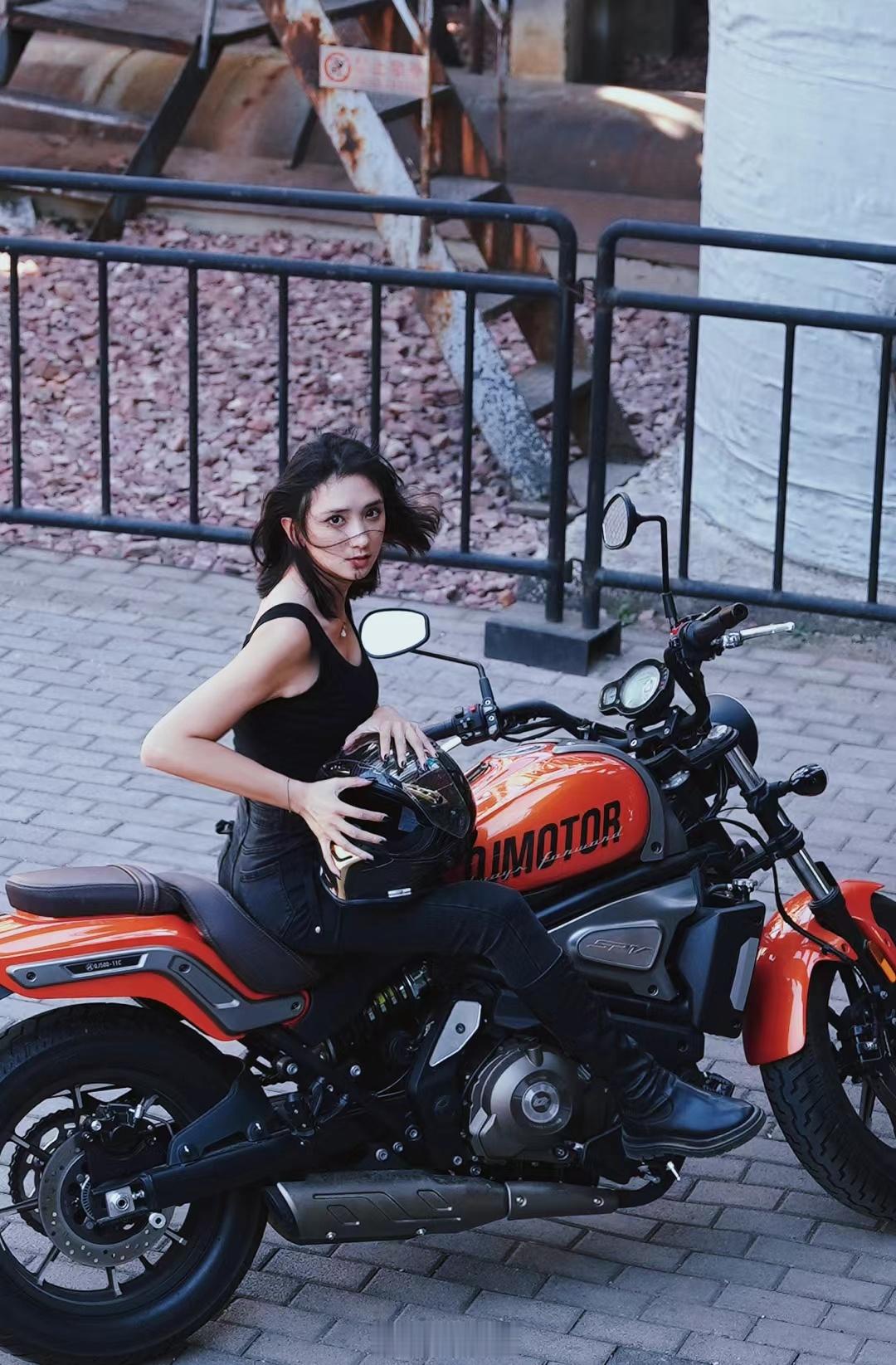 这个夏天想拥有个两轮自行车 电动车 还是小摩托对我来说自行车🚴：锻炼身体，但不