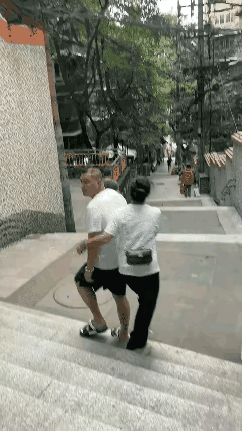 现在的年轻人一点安全意识没有，特别是初中生，争强好胜，相互攀比，结果第二个小孩跌