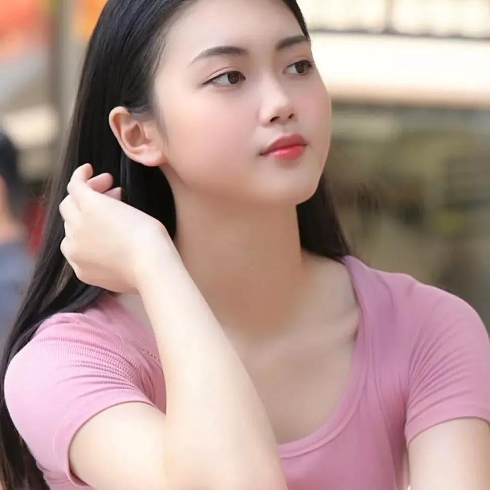 阳光下的少女，温柔而美丽。