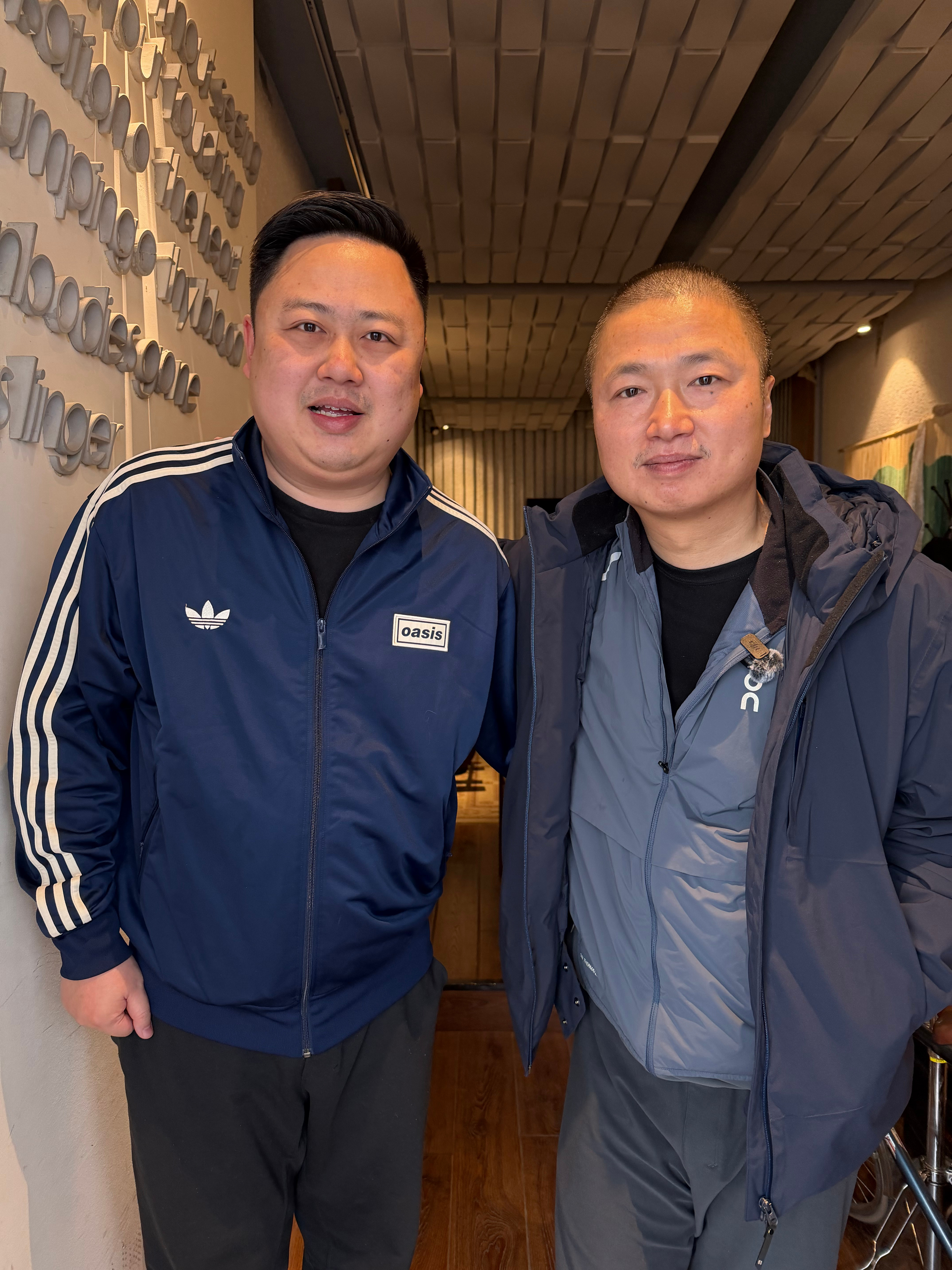 那一刻我和B哥都有一丝拘谨 