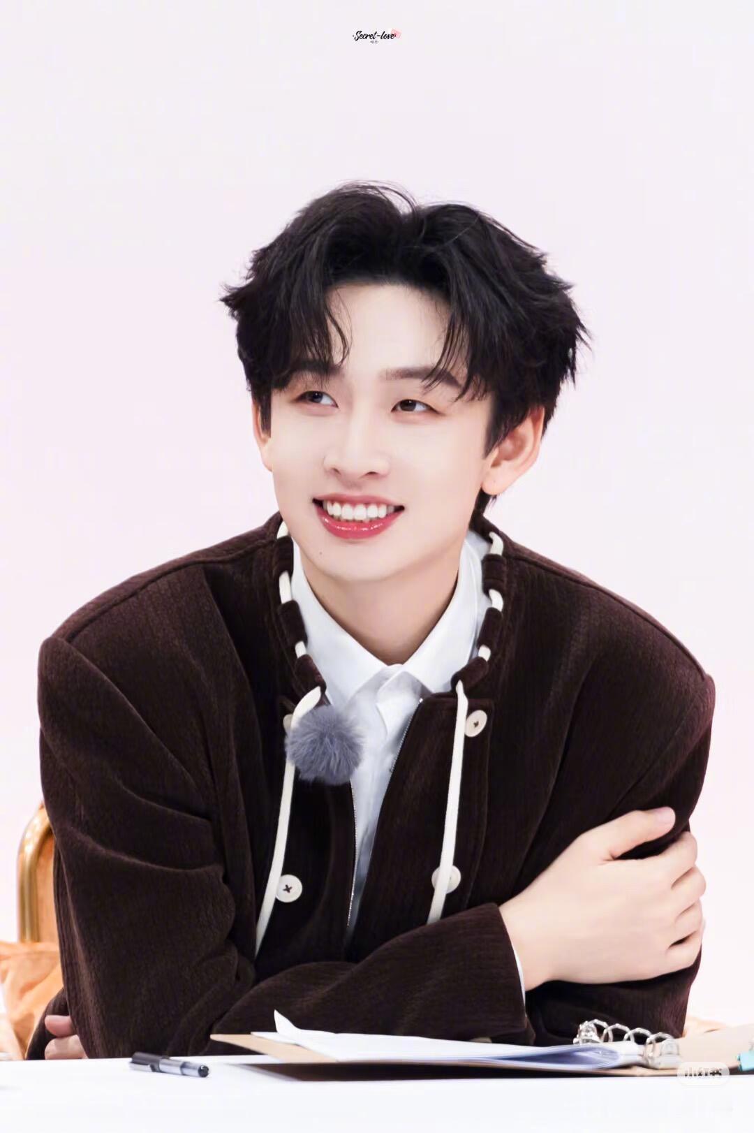 哪个天才给齐思钧想的出场 齐思钧这出场把“预期差”玩明白了！谁能想到大衣配鲜花的