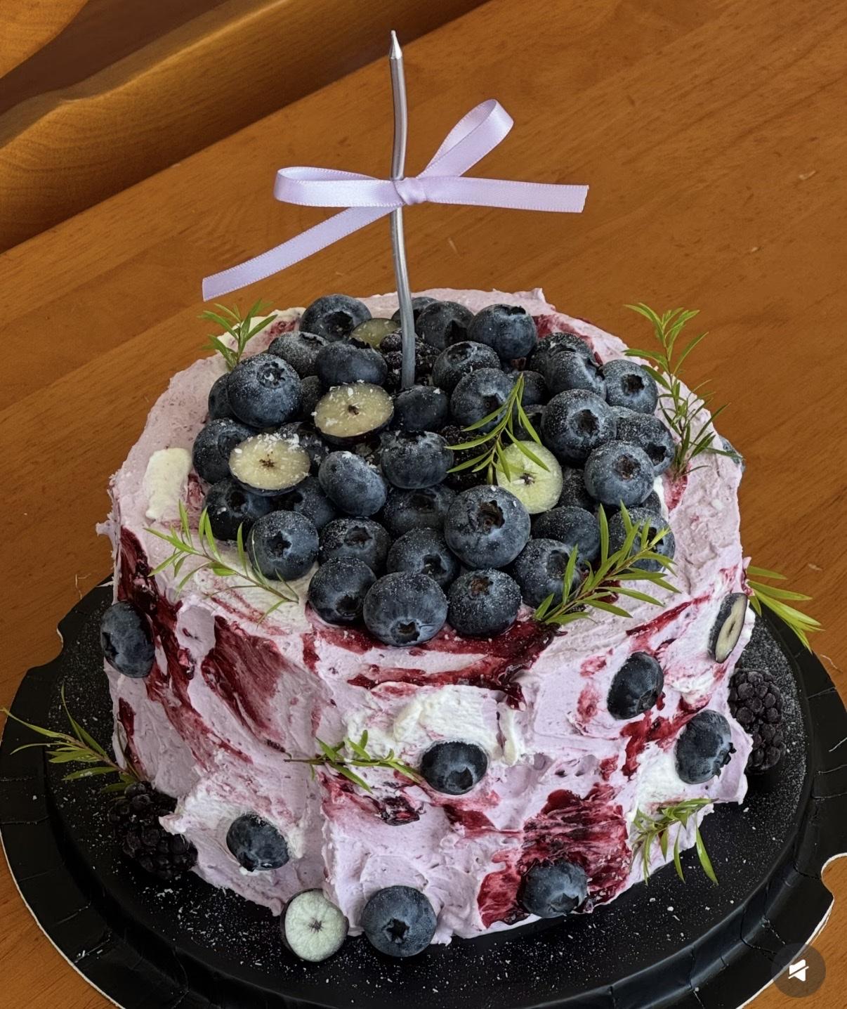 在家带娃和上班哪个更累，这得看具体情况。上班时，每天朝九晚五，要面对各种工作任务