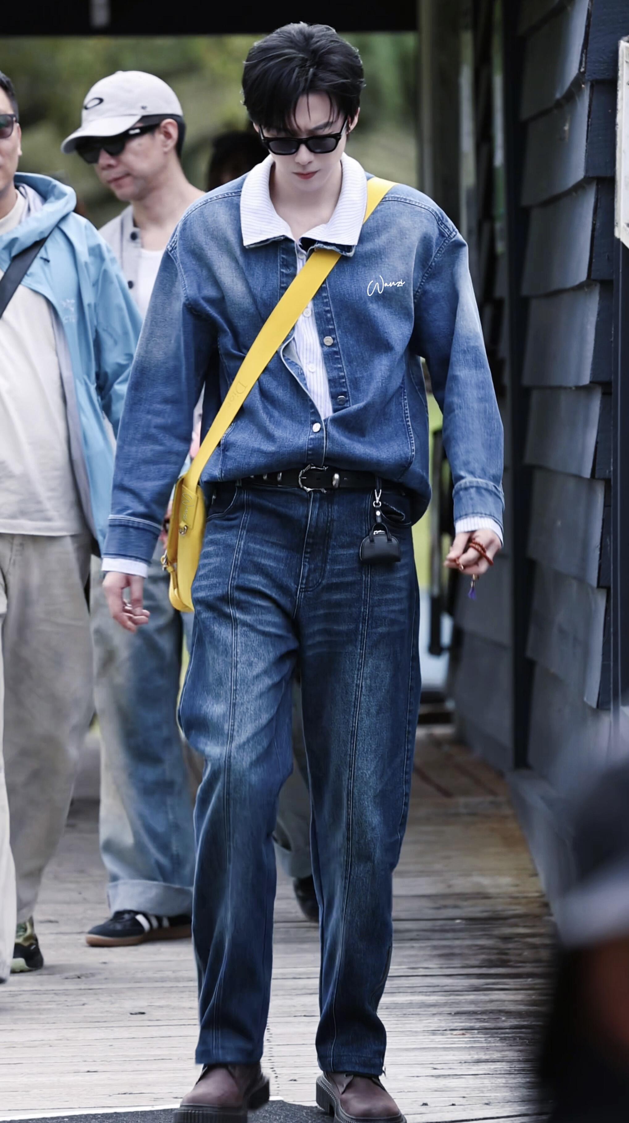 刘宇宁腿长走的就是快腿长buff拉满，大步流星自带气场，赶路都像走T台，又飒又稳