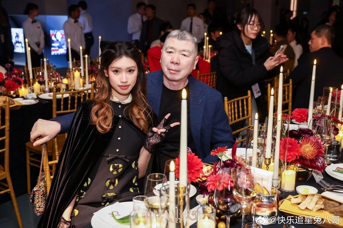 冯小刚带女儿徐朵出席芭莎活动冯小刚带女儿出席芭莎活动 冯小刚带女儿出席芭莎活动，