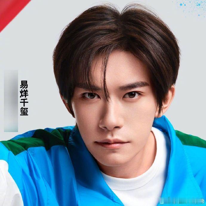 #易烊千玺九宫格运动大片# 易烊千玺的九宫格运动照魅力无限，白色与蓝色的运动装凸
