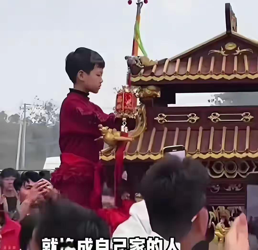 今年大年初二，广东湛江东海岛拾石村，一场传了几百年的妈祖巡游，直接闹成了全网都在