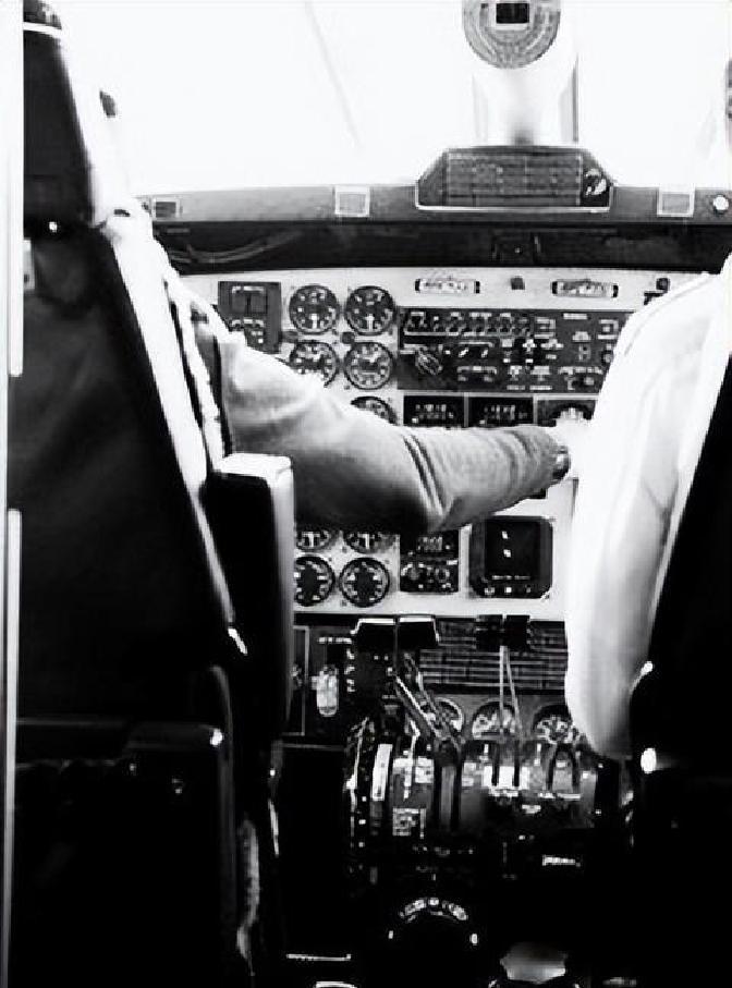 1982年，保卫干事持枪劫持外宾专机逼飞台湾，结果被两个飞行员用一句话骗得团团转