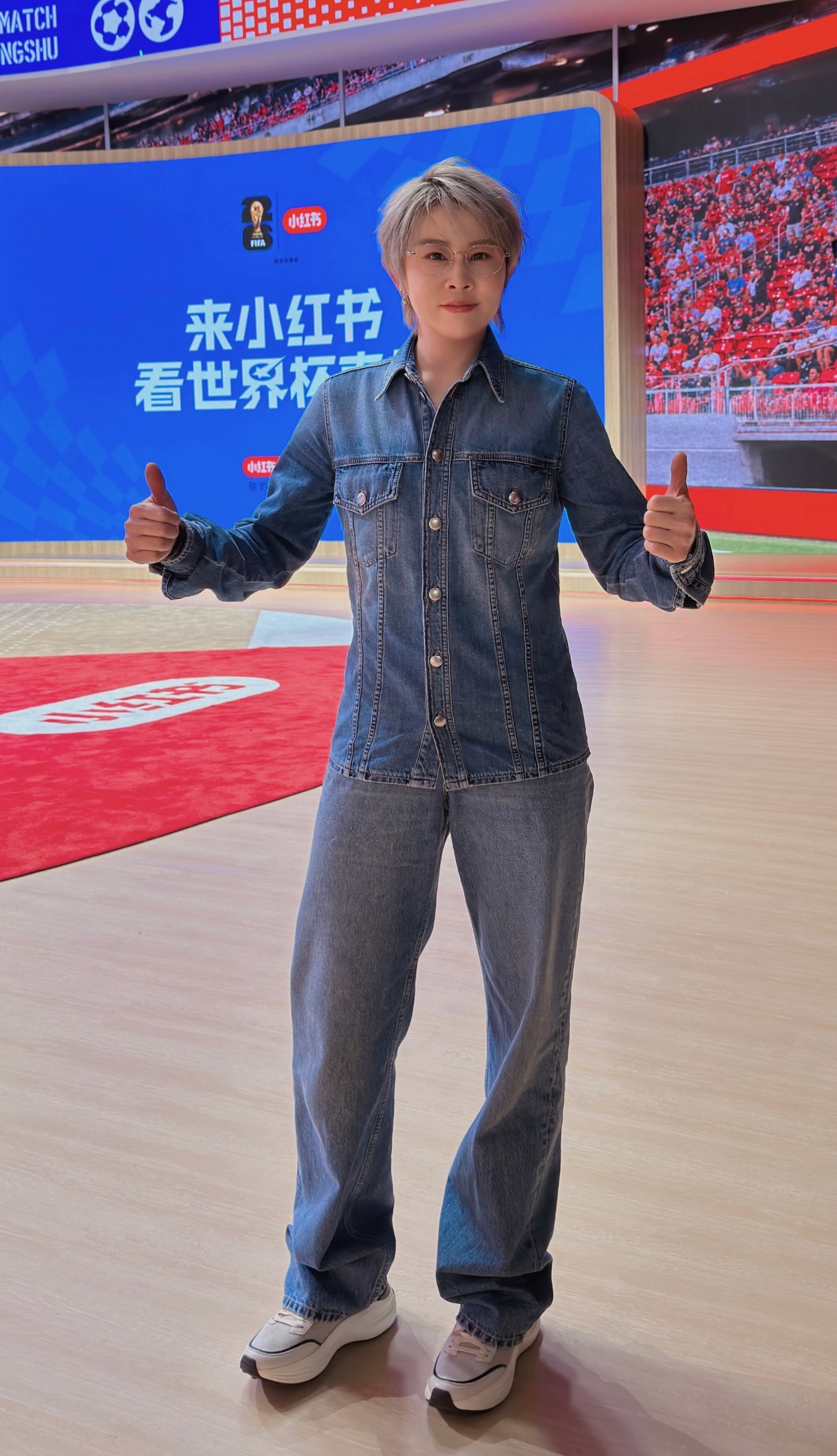 这谁给搭的啊？？裤子衣服也不搭啊…… 