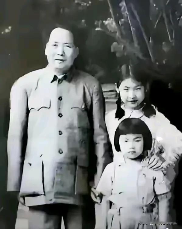 盛世日中红太阳，
光耀举世人心上！
指引世人奔新程，
伟人永驻喜洋洋！！
🙏?