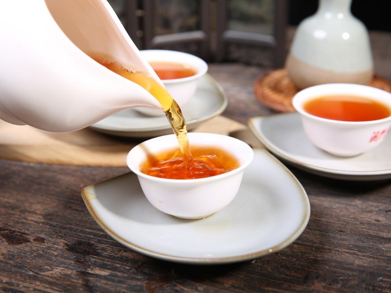 冬日生活随拍落地窗前，老唱片机流淌着舒缓的爵士乐。深蓝色骨瓷杯里，正山小种泛着琥