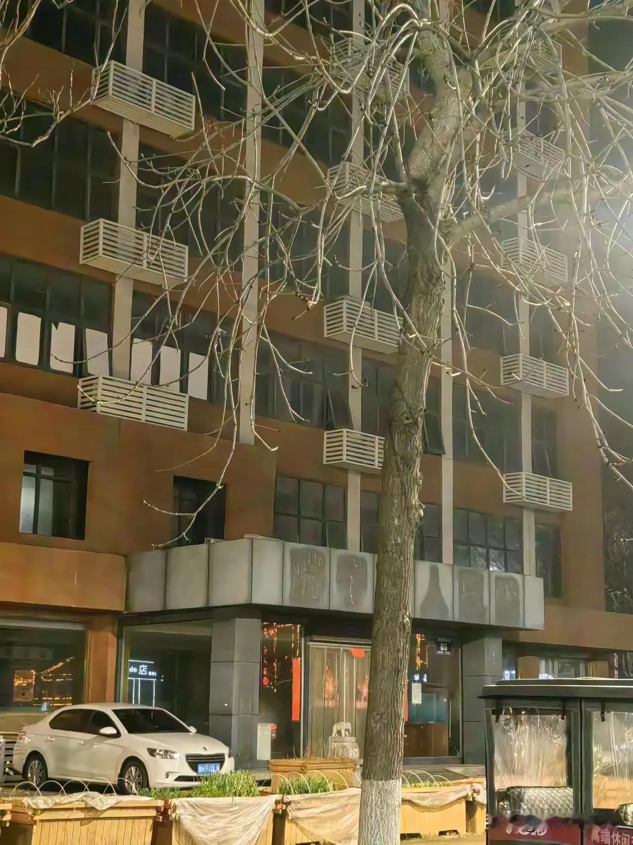 济宁丽人医院曾经红火，如今却因资不抵债申请破产，实在让人唏嘘。从问政留言可知，自