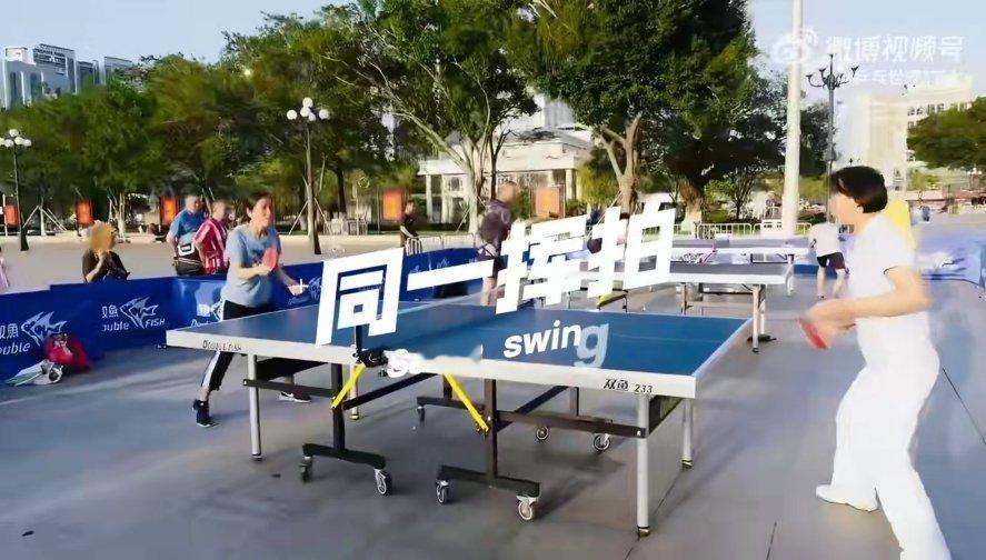 刘诗雯与贵阳青少年切磋球技刘诗雯在贵阳和小朋友们切磋球技，全程笑着手把手指导，完