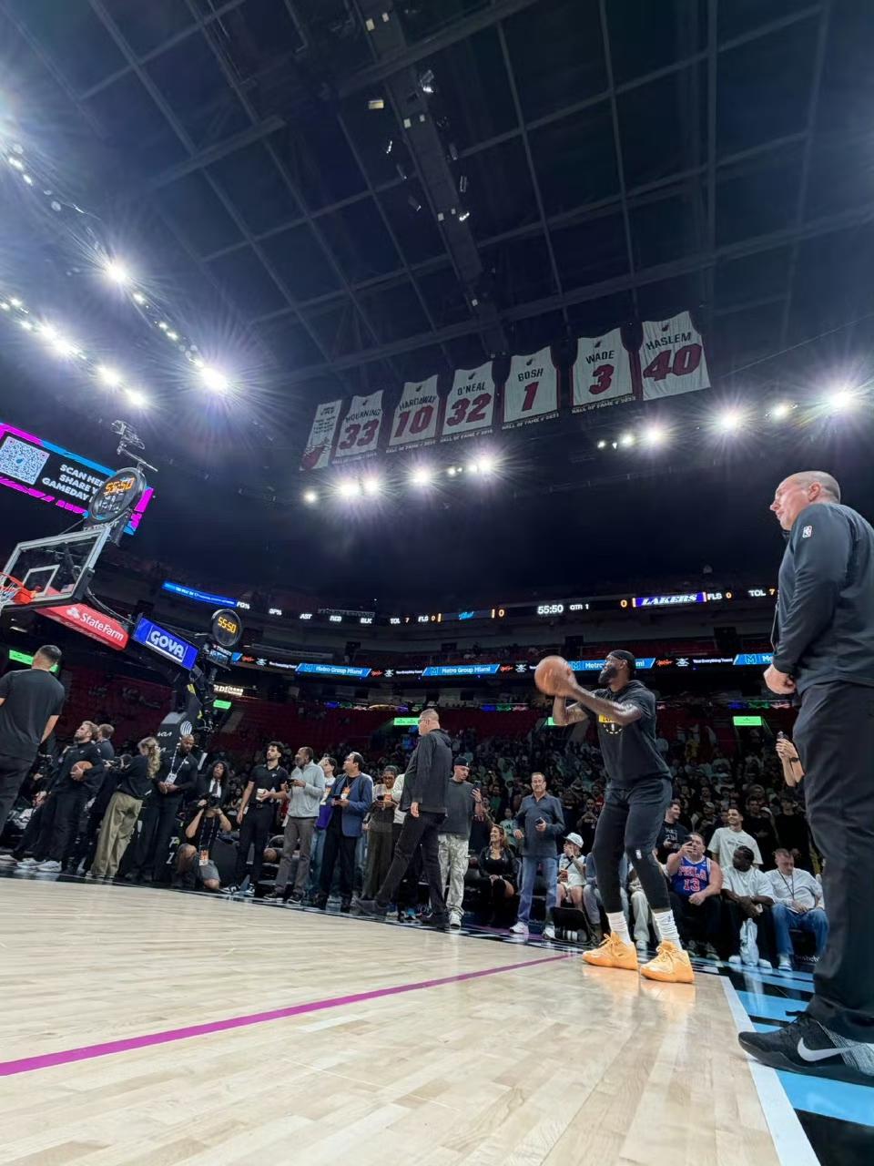 詹姆斯再度回到了他开启总冠军征程的地方——迈阿密热火队！
来到这片熟悉的场地，一