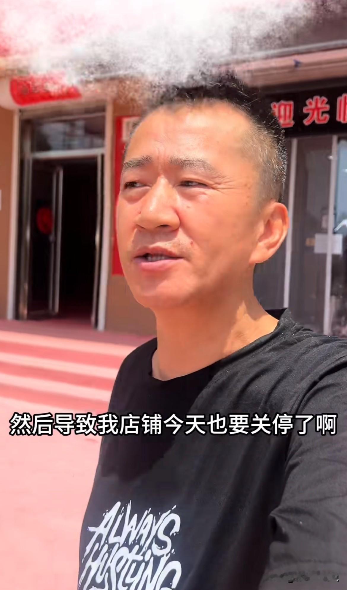 李嘉明因批周星驰电影《功夫女足》遭“报应”，这些人有点过了，侮辱，自己恶评。
连