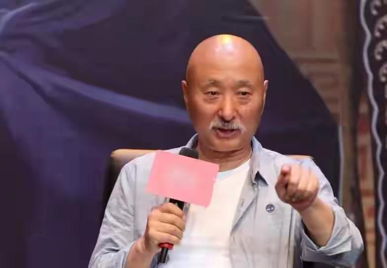 记得去年夏天也是7月中旬最热的时候，我们几个六十多岁的老人坐公交去看电影《戏台》