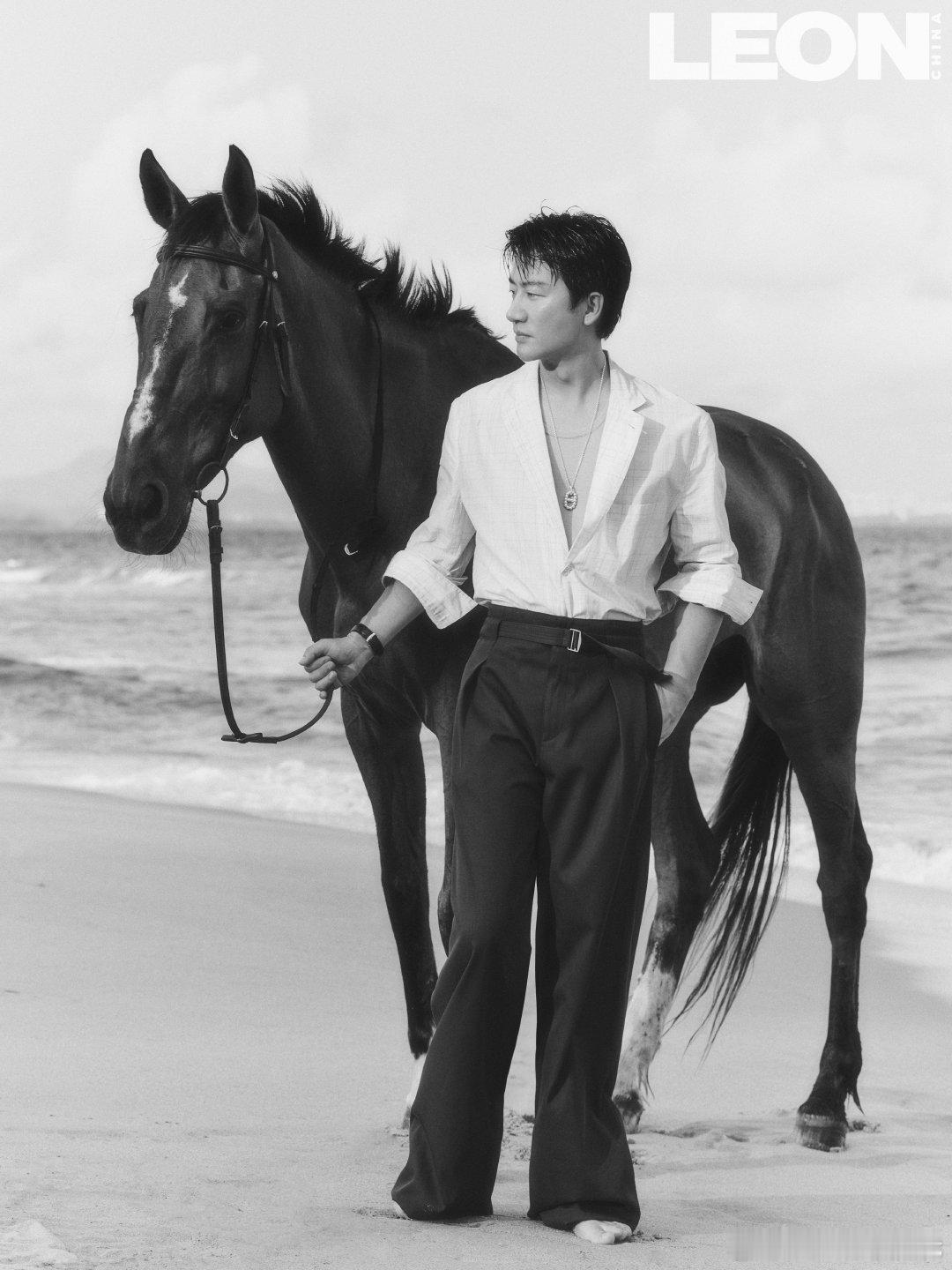 以为黄轩是半裸黄轩LEON杂志四月刊海边大片真的好绝，白衬衫搭配牵马，落日氛围感