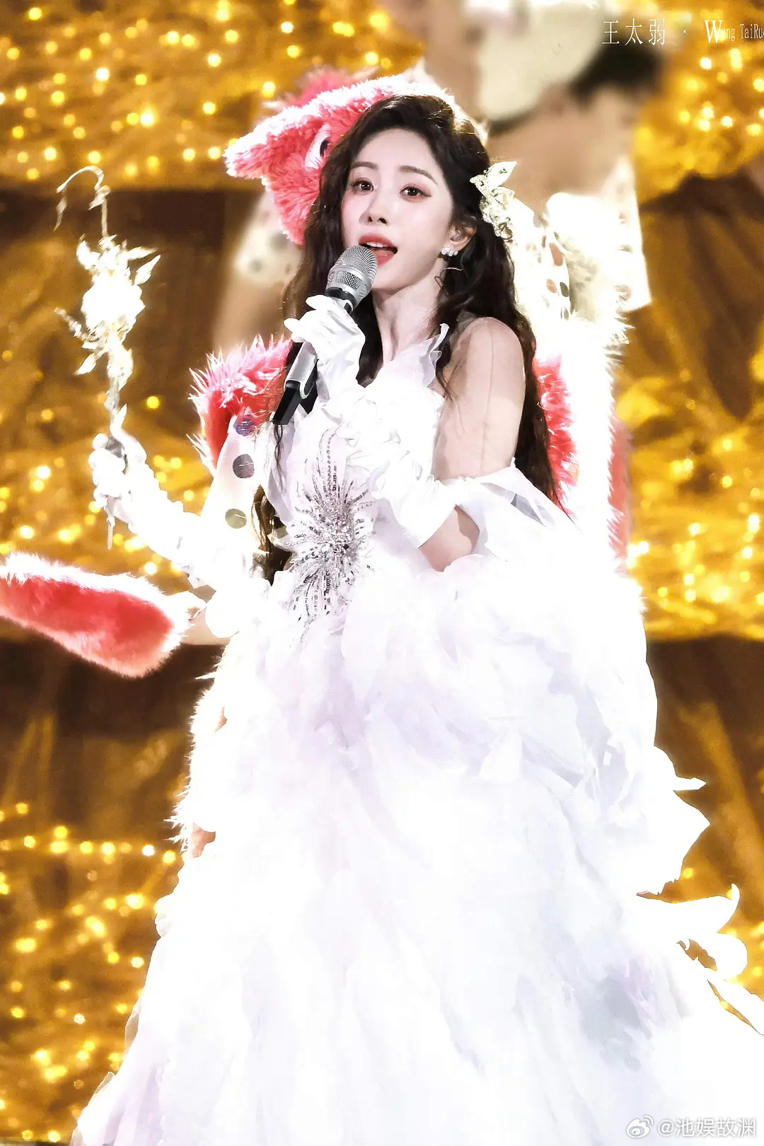 杨幂这两张照片很少女 