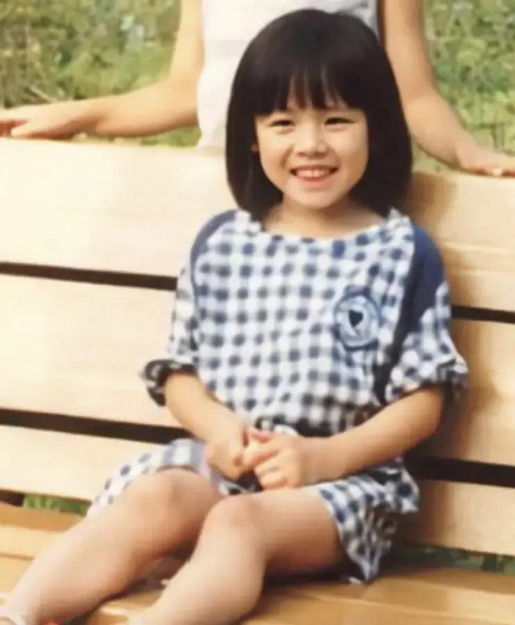 玄彬孙艺珍这对国民CP昨晚在青龙奖红毯合体，我盯着直播截图看了三遍。
玄彬的油头