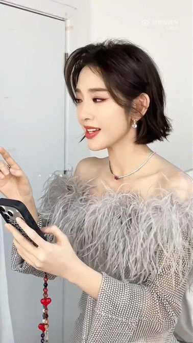 不管是谁不要从唐艺昕身上下来 还记得之前被调侃“烫嘴rap”，到现在能把抒情歌唱