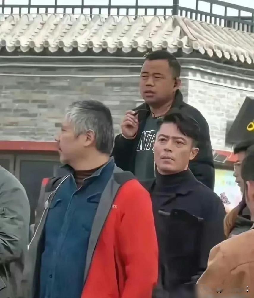 霍建华回村，79块老头衫穿5年。
田埂边，他穿着那件洗得发软的优衣库，像在自家