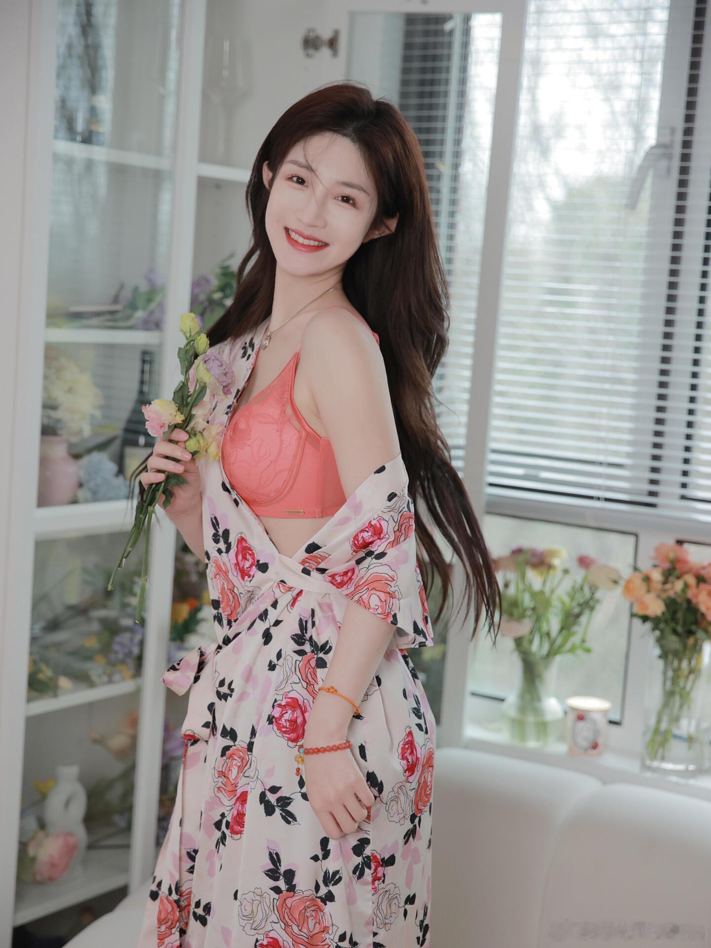 春日约会战袍 这还拿不下你？春来无事 只为花忙在家美美拍春日感照片啦，好爱这种浪