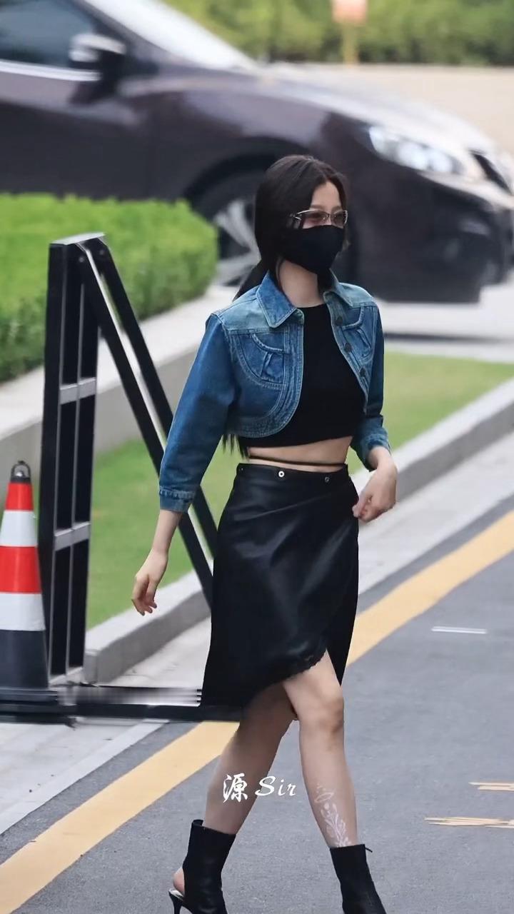 这套下车在这一幕的时候好帅好酷虞书欣何盼 ​​​