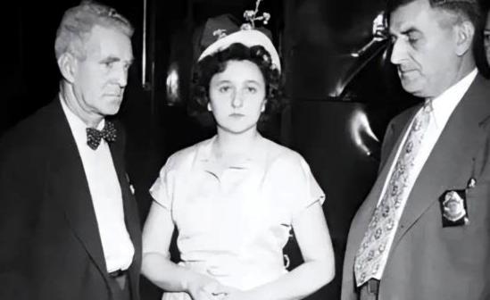 1953年6月，美国法院在证据尚不充分的情况下，将罗森堡夫妇判处电刑。诀别前最后