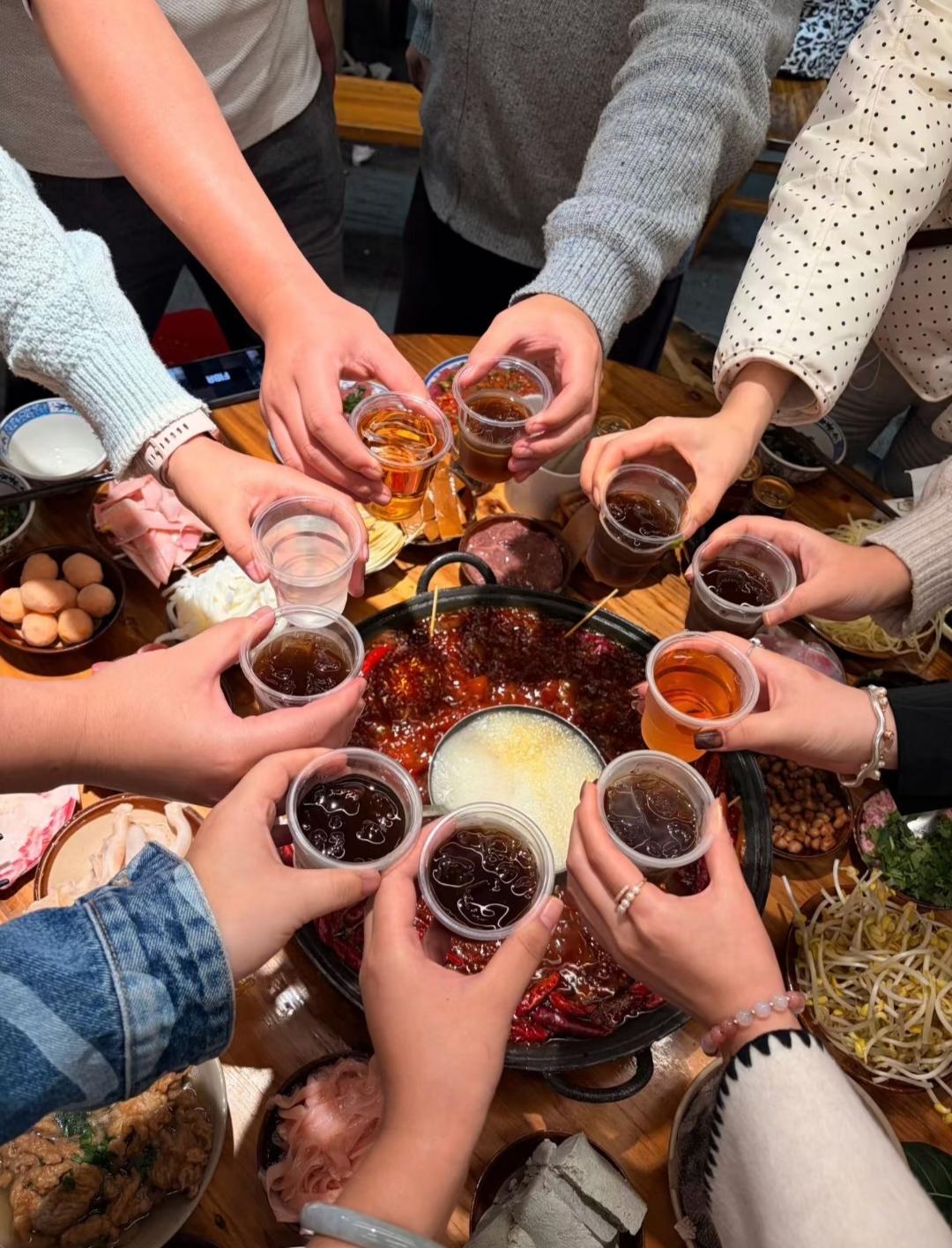 人到中年，突然发现
同学聚会越来越无人参加
连朋友圈也一起消失了
以前还没到家，