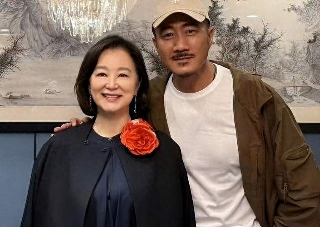 胡军当助理翻车被群嘲那天，镜头扫过他家大门，弹幕全闭嘴了