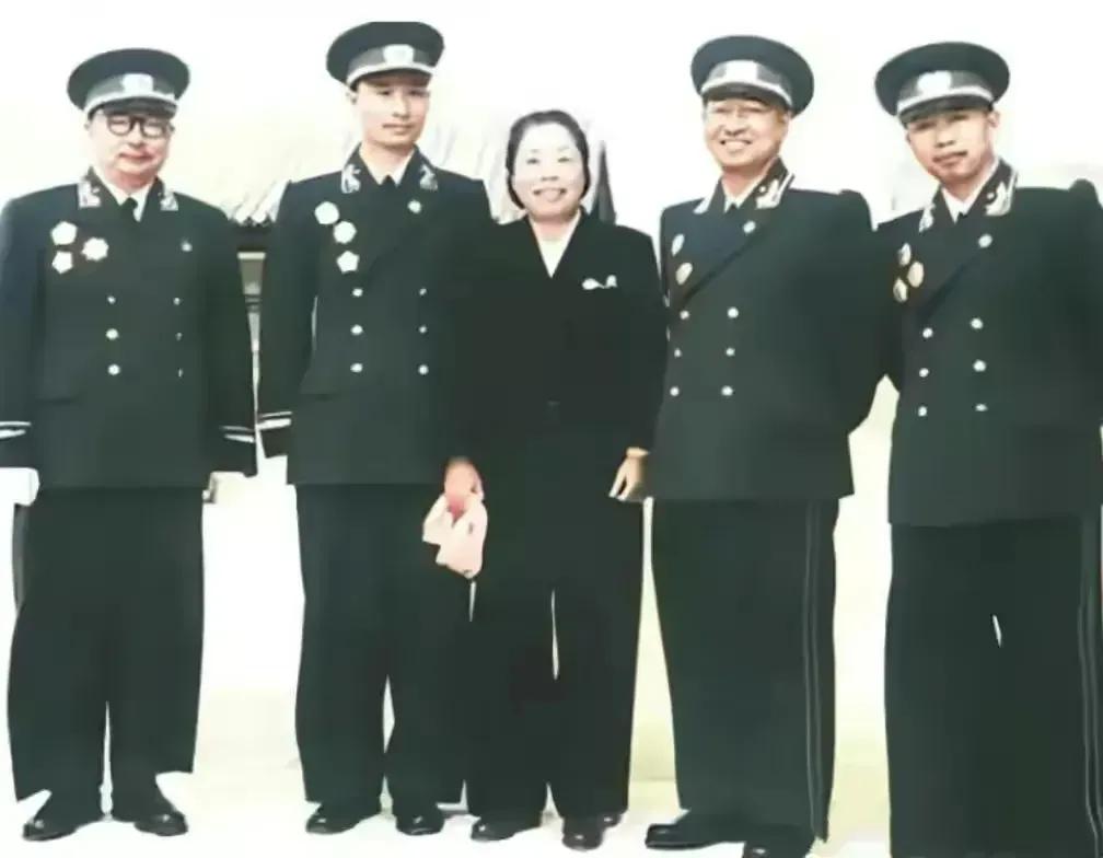 邓大姐可不光是个大姐，她的资历，她的能力，她的贡献不是一般革命者所能企及的。只不