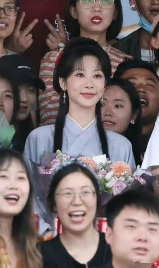 杨紫《家业》杀青照，第一张真的有点认不出来[笑cry][笑cry][笑cry] 