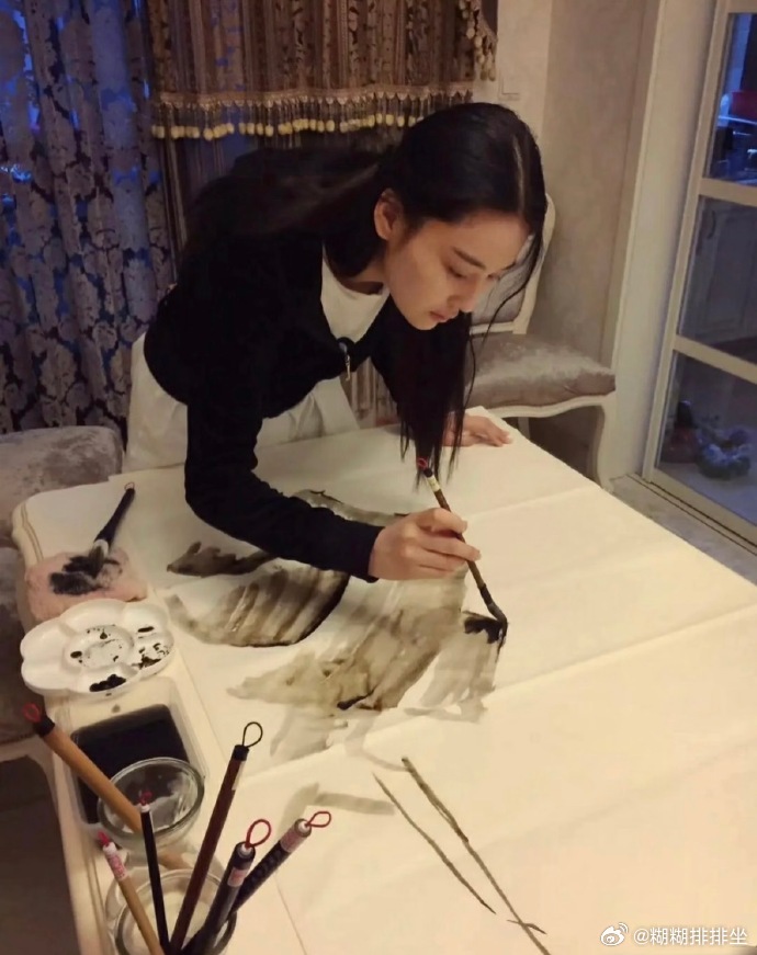 张馨予云南花海里画花哇塞！张馨予在云南红河花海美成“画中人”啦！视频里一招手转场