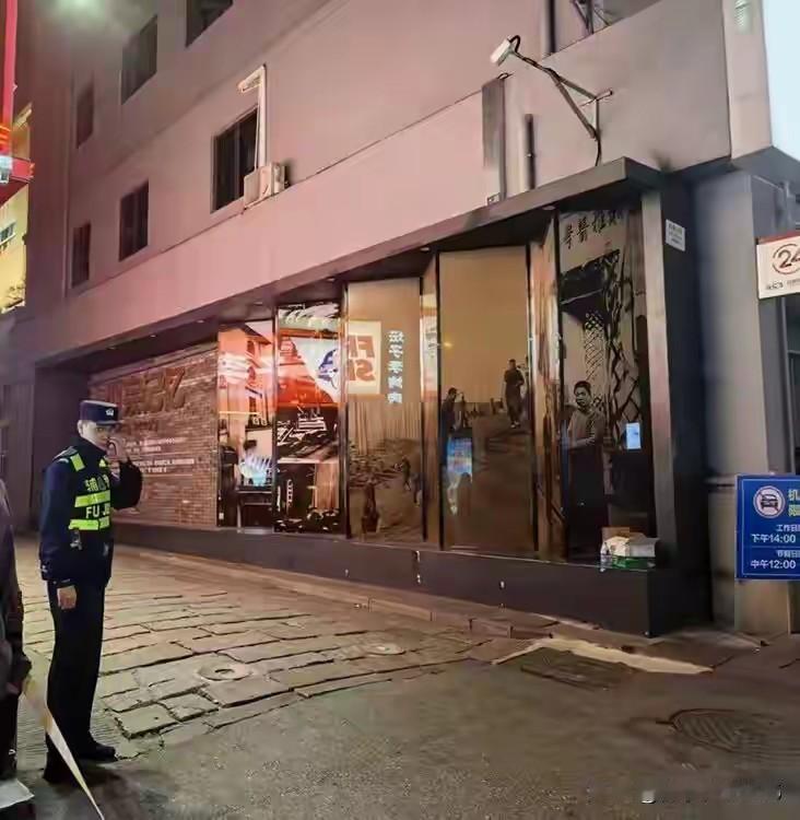 10月31日晚，长沙网红街区墙体垮塌，2名女孩遇难，一人19岁为在读大学生，一人