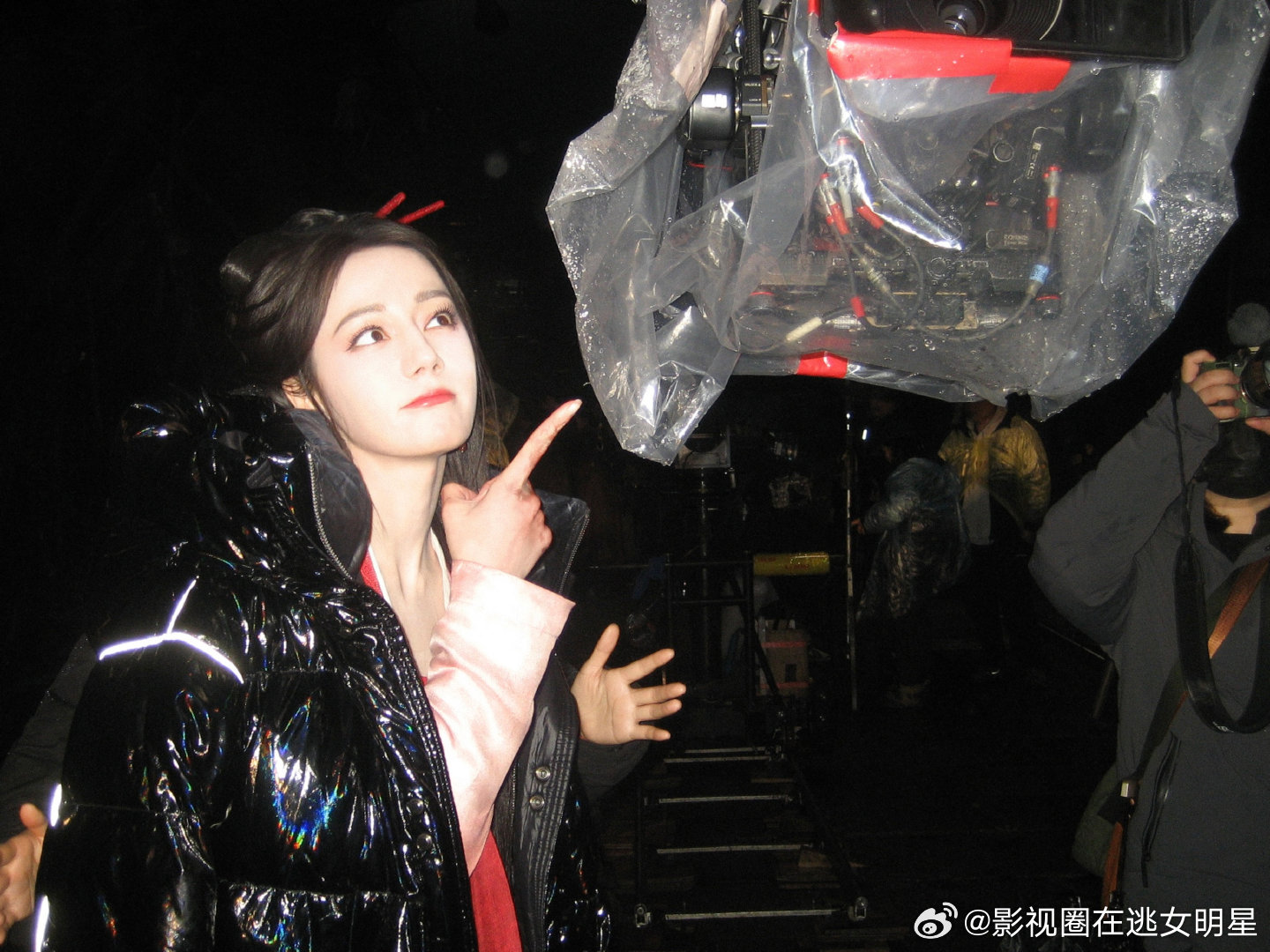 迪丽热巴片场碎片投递 迪丽热巴现代版贺思慕抓拍成功 是谁抓拍的迪丽热巴《白日提灯