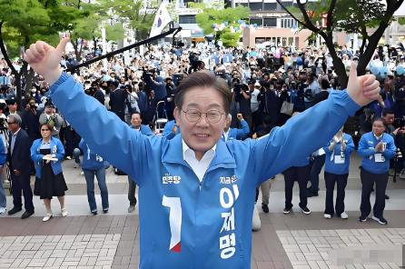 8月4日，李在明干了一件足以改变韩国命运的事，他把存在72年的检察厅给废了！李在