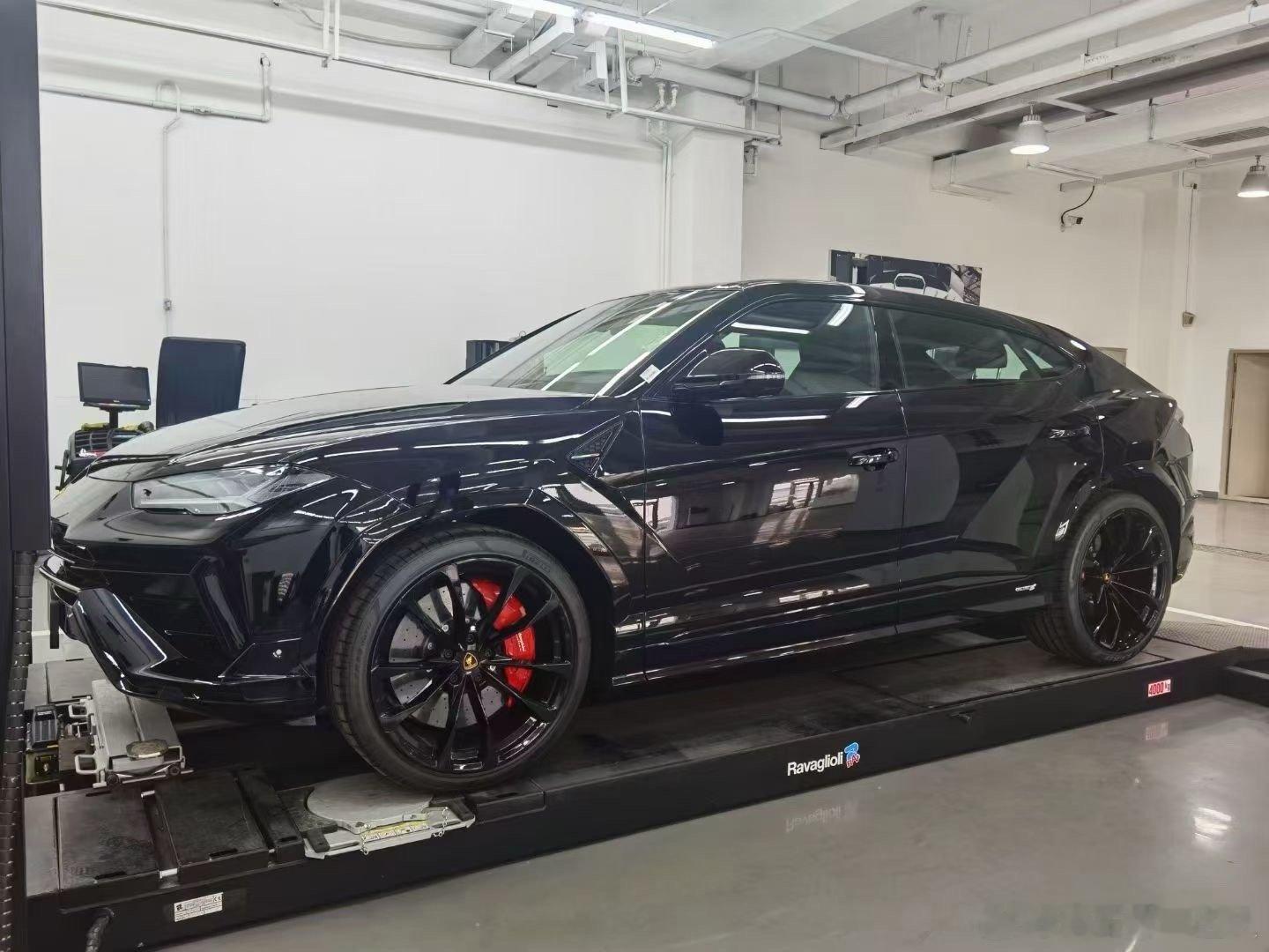 兰博基尼Urus S 新车，黑黑红搭配。 ​​​