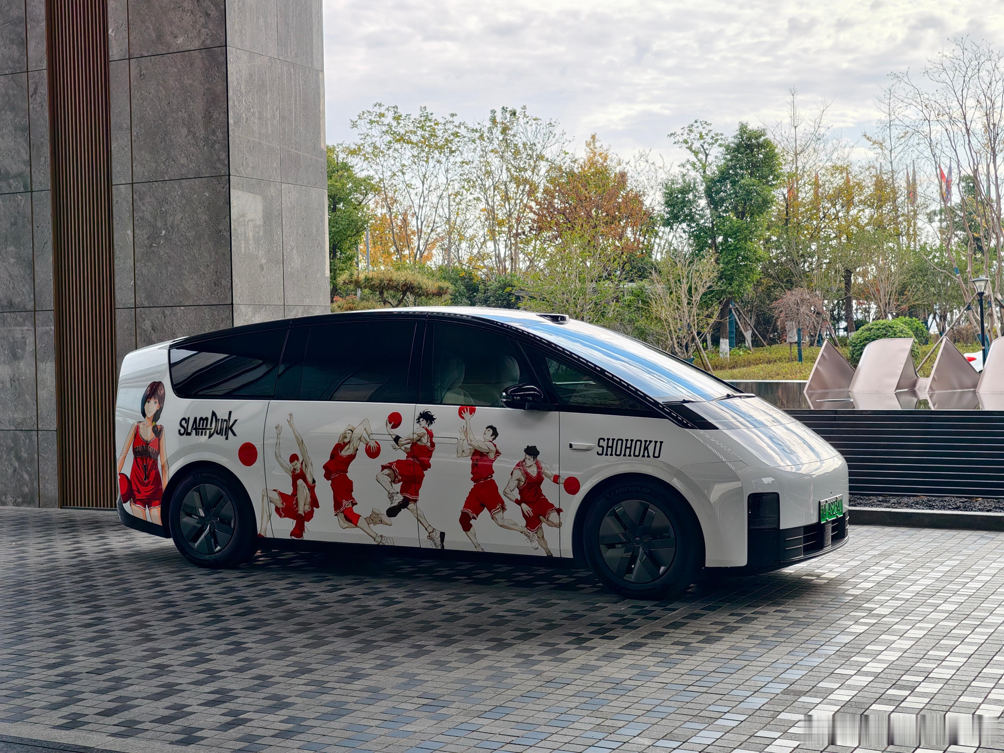 杭州看到的，理想MEGA真的很适合涂装！我又有了新的理想了，理想就是买一辆MEG