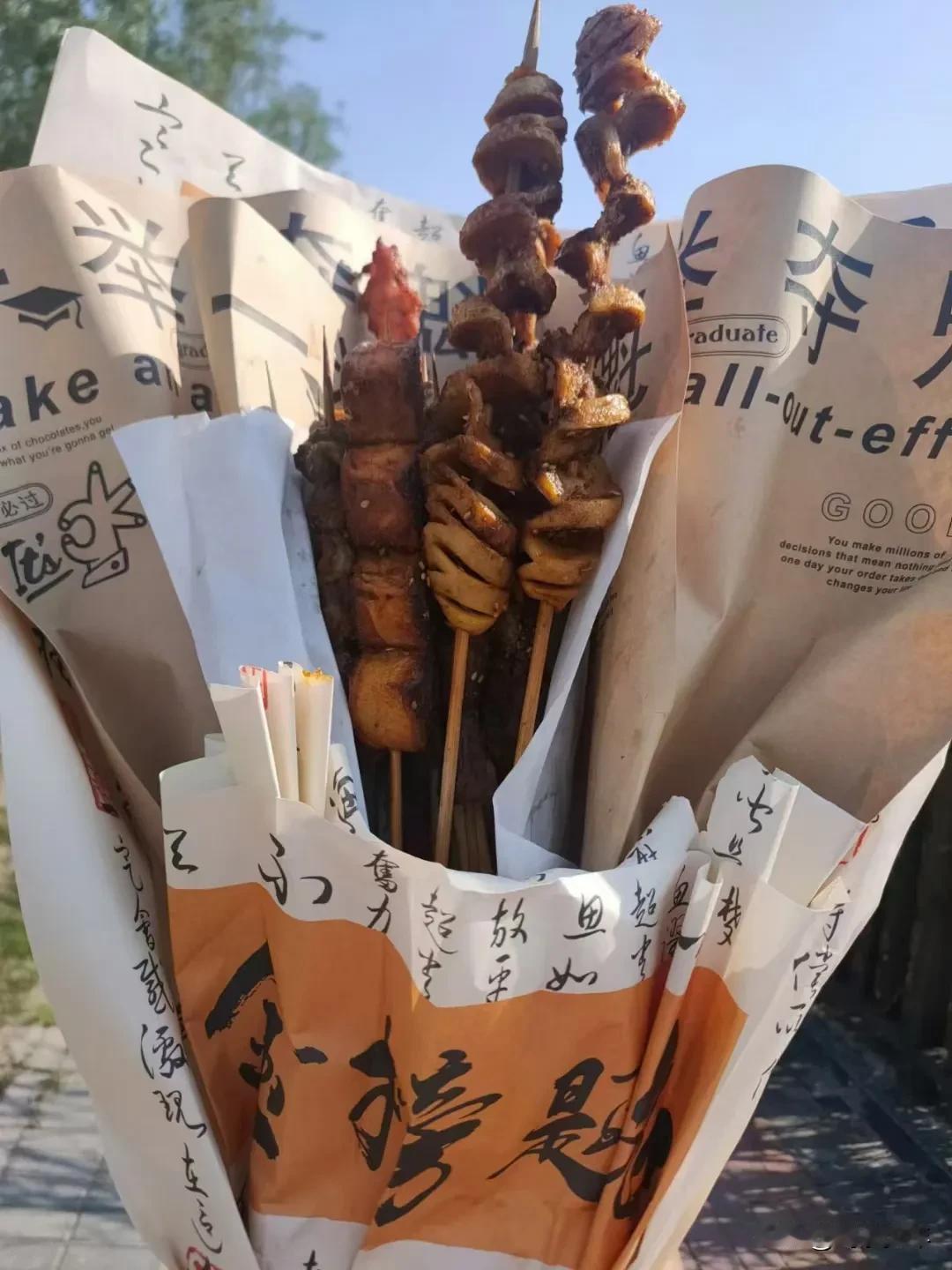 想不出来
此图片能代表什么呢？
学生参加高考，家长在门外等待，手里拿着用报纸裹着