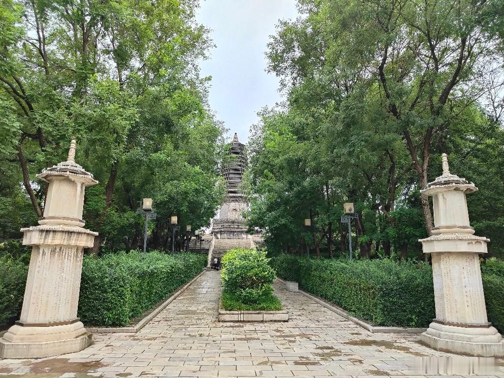 天宫寺塔建于辽清宁八年(1062年)，为八角十三层密檐塔。塔表面须弥座各部分的装