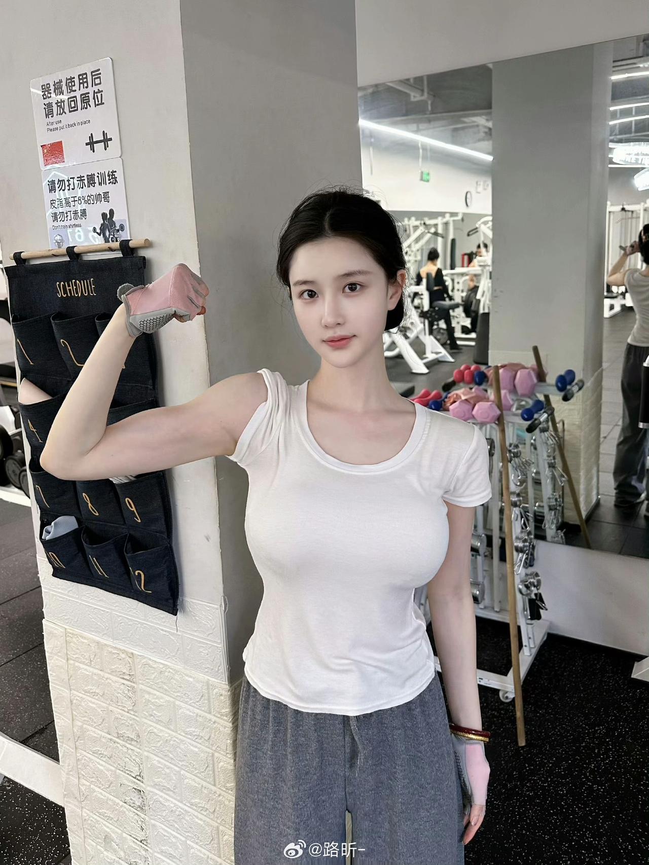 健身少女，展现肌肉力量！💪🏋️‍♀️