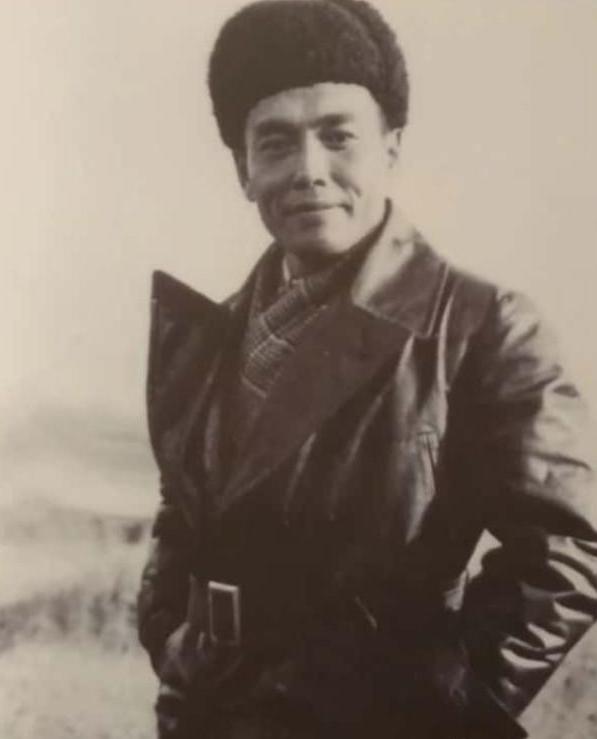 1986年，电影《台儿庄战役》播出后，池峰城将军的妻儿找到导演。见面后，她们立马