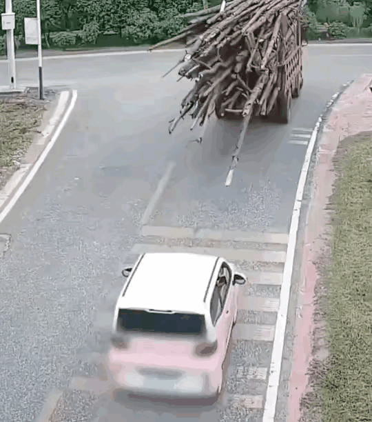 这咋说
是货车装车不规范？还是小蹦蹦跟车太紧，没有保持好车距？
最有意思的是，货