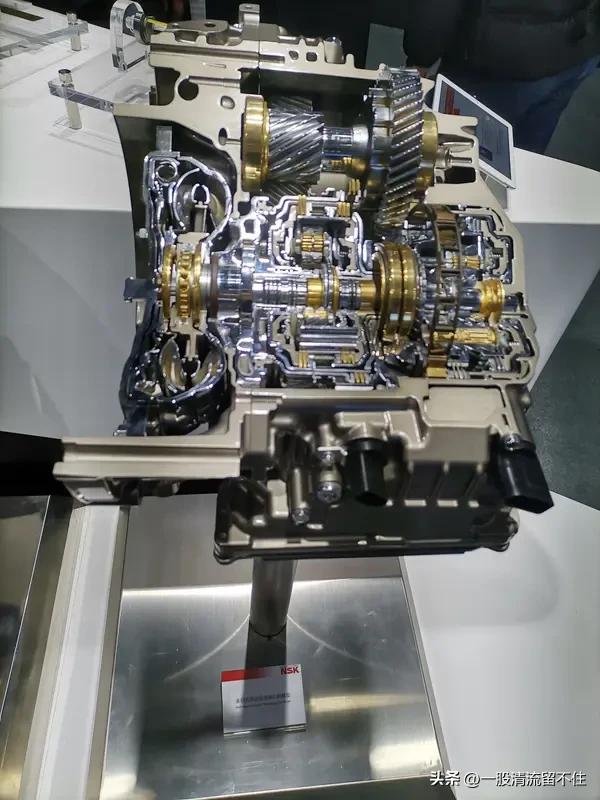 给DSG变速箱换油时，没必要非得把油底壳清洗一番。有些维修店非说必须清洗，还把脏