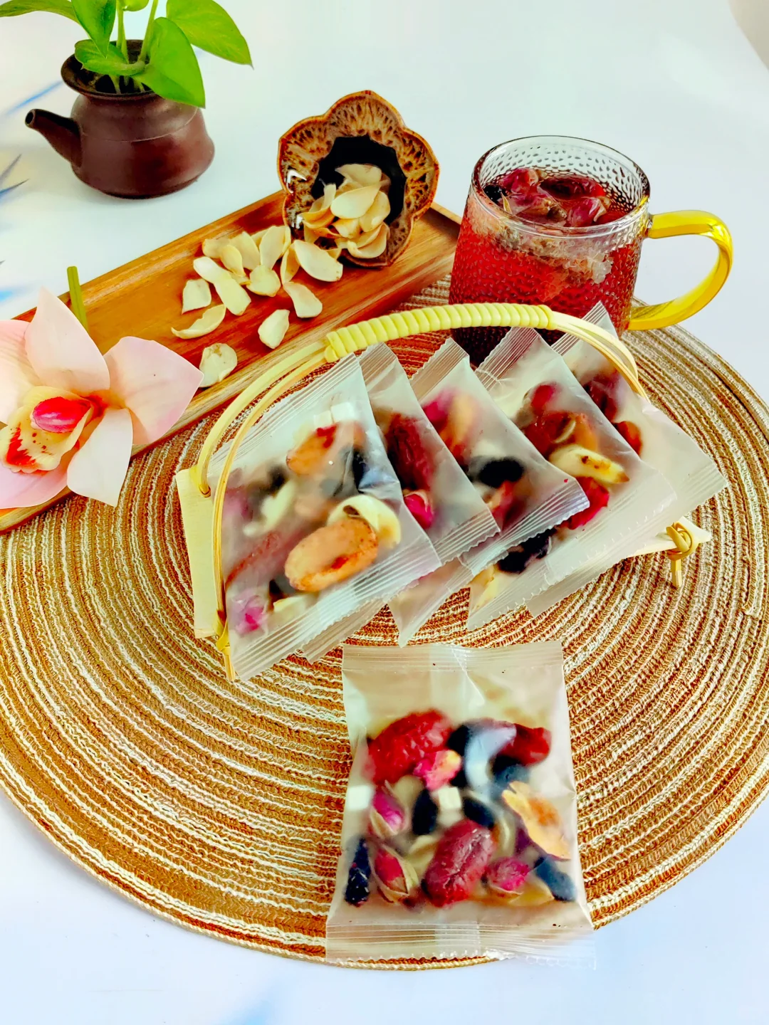 夏日皮肤干，粗，来杯素颜水，桑葚玫瑰百合饮